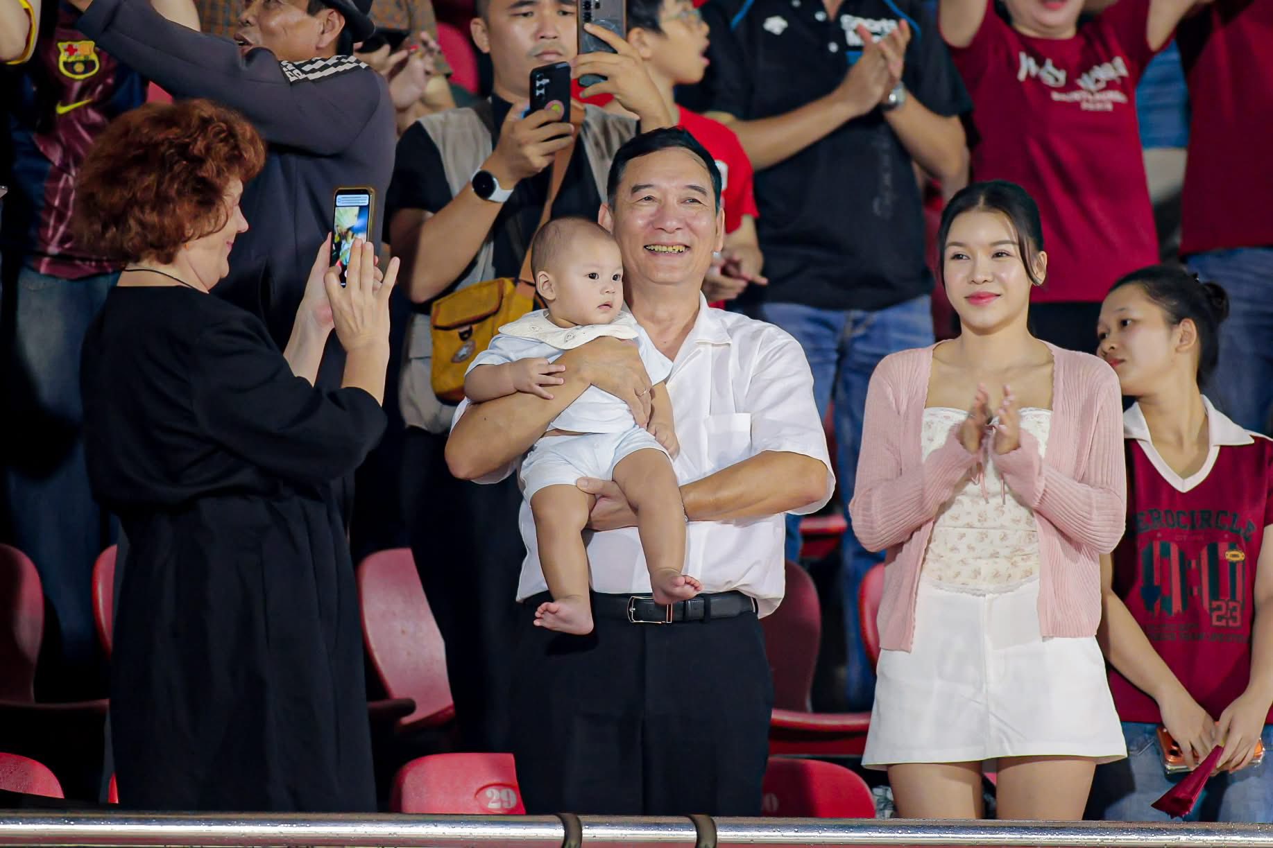 Mê mẩn ngắm visual Yến Xuân - vợ Lâm Tây, mẹ 1 con vóc dáng vẫn sexy bất bại, xinh đẹp bất chấp 