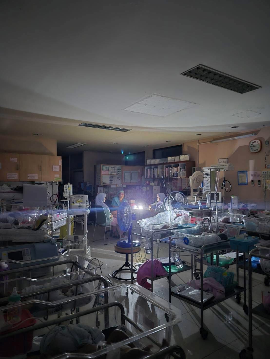 Lũ lụt kinh hoàng tại Thái Lan: Tiếng kêu cứu từ mái nhà - Ảnh 6.