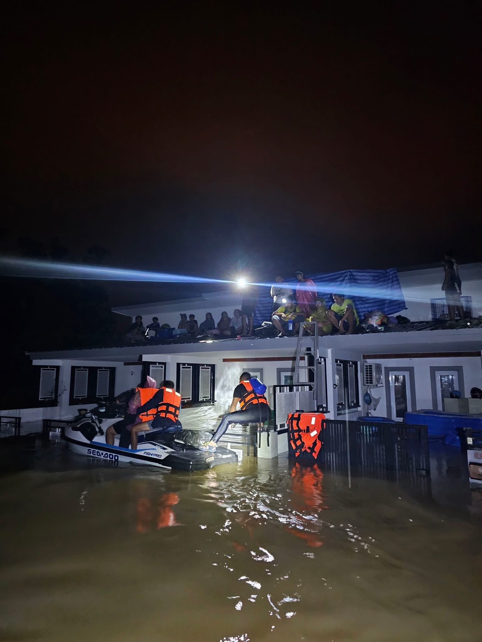 Lũ lụt kinh hoàng tại Thái Lan: Tiếng kêu cứu từ mái nhà - Ảnh 2.