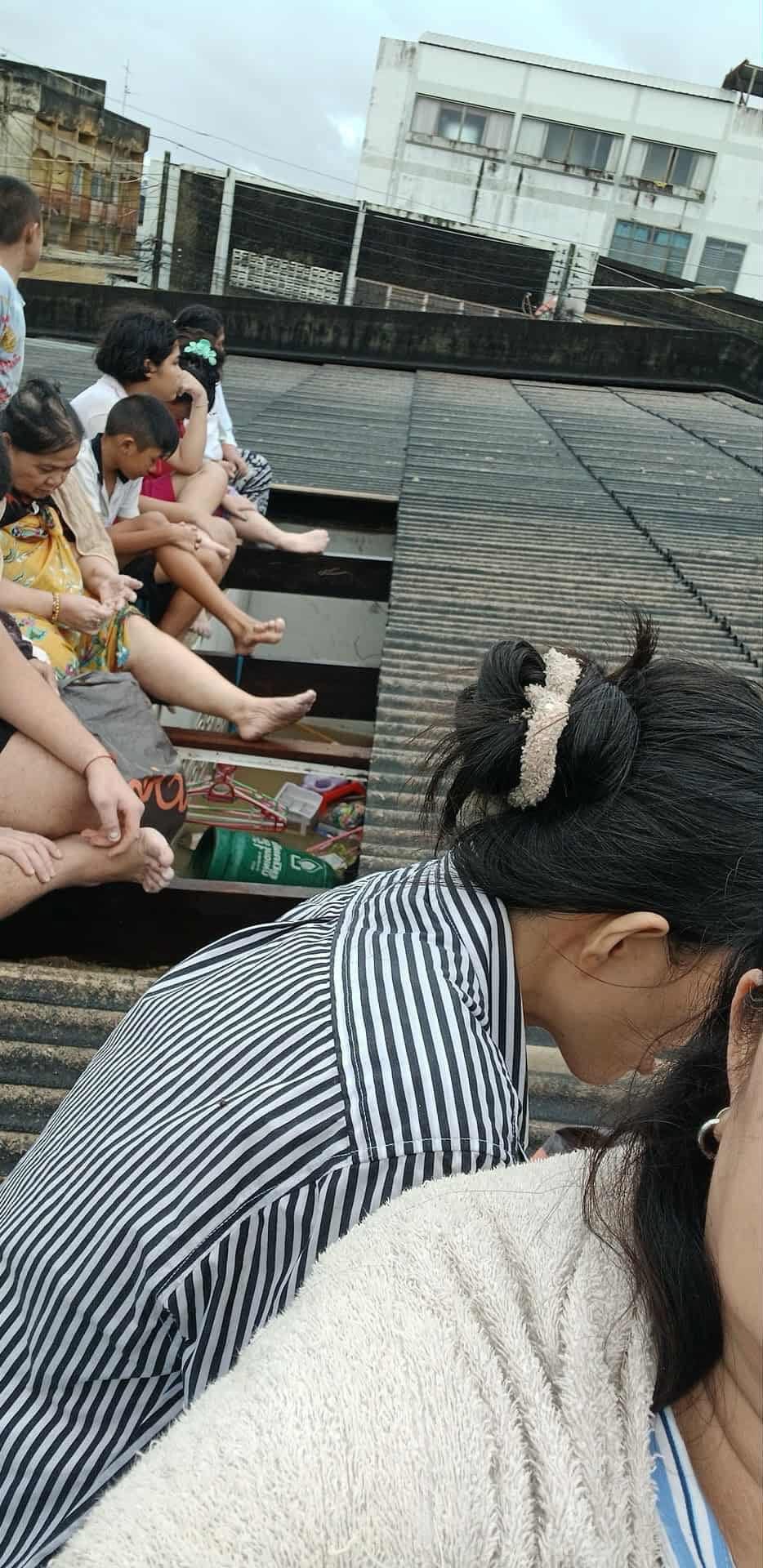 Lũ lụt kinh hoàng tại Thái Lan: Tiếng kêu cứu từ mái nhà - Ảnh 5.