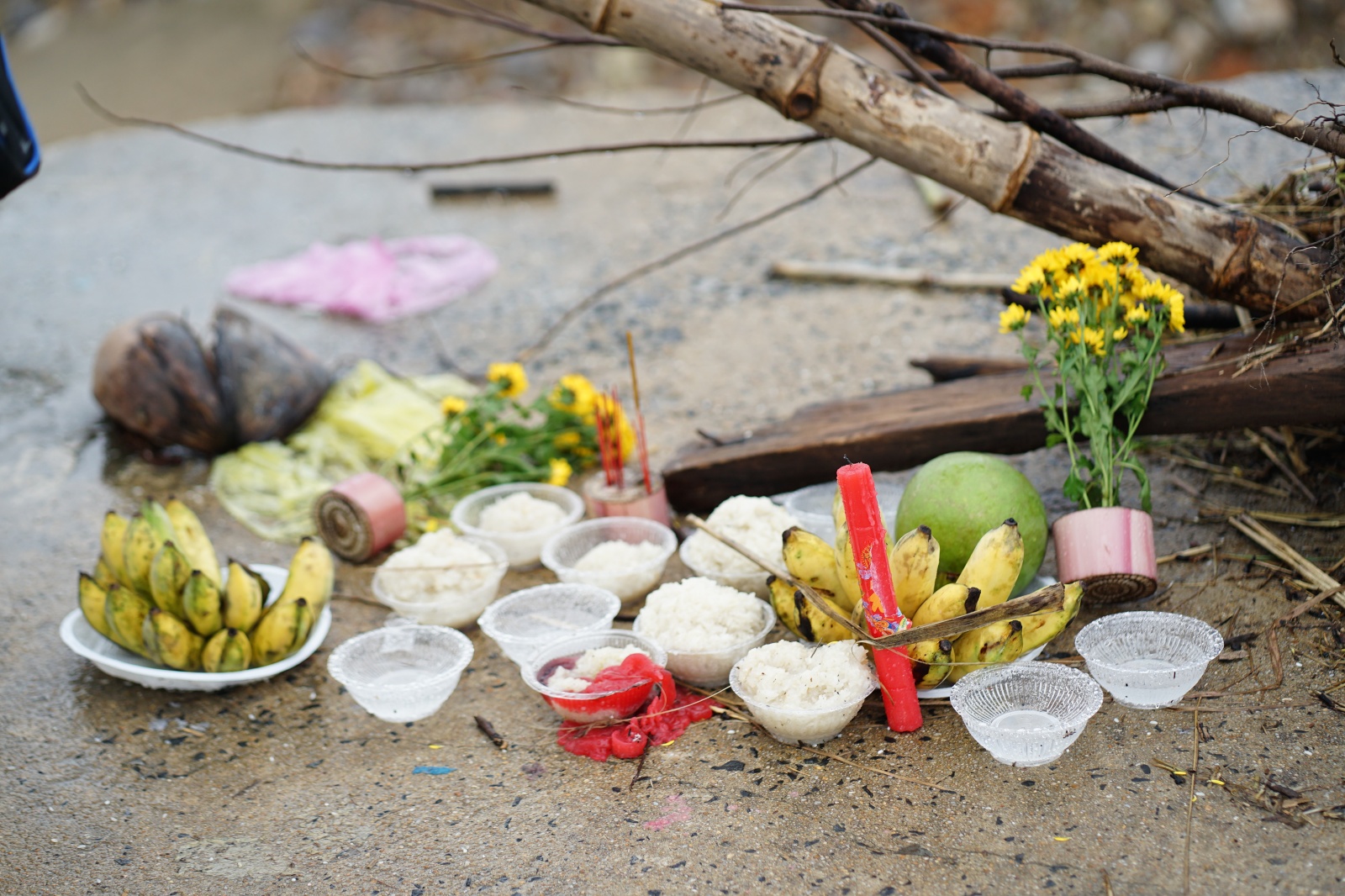 Tang thuơng cảnh 3 anh em mồ côi vì tin đồn vỡ đập: 