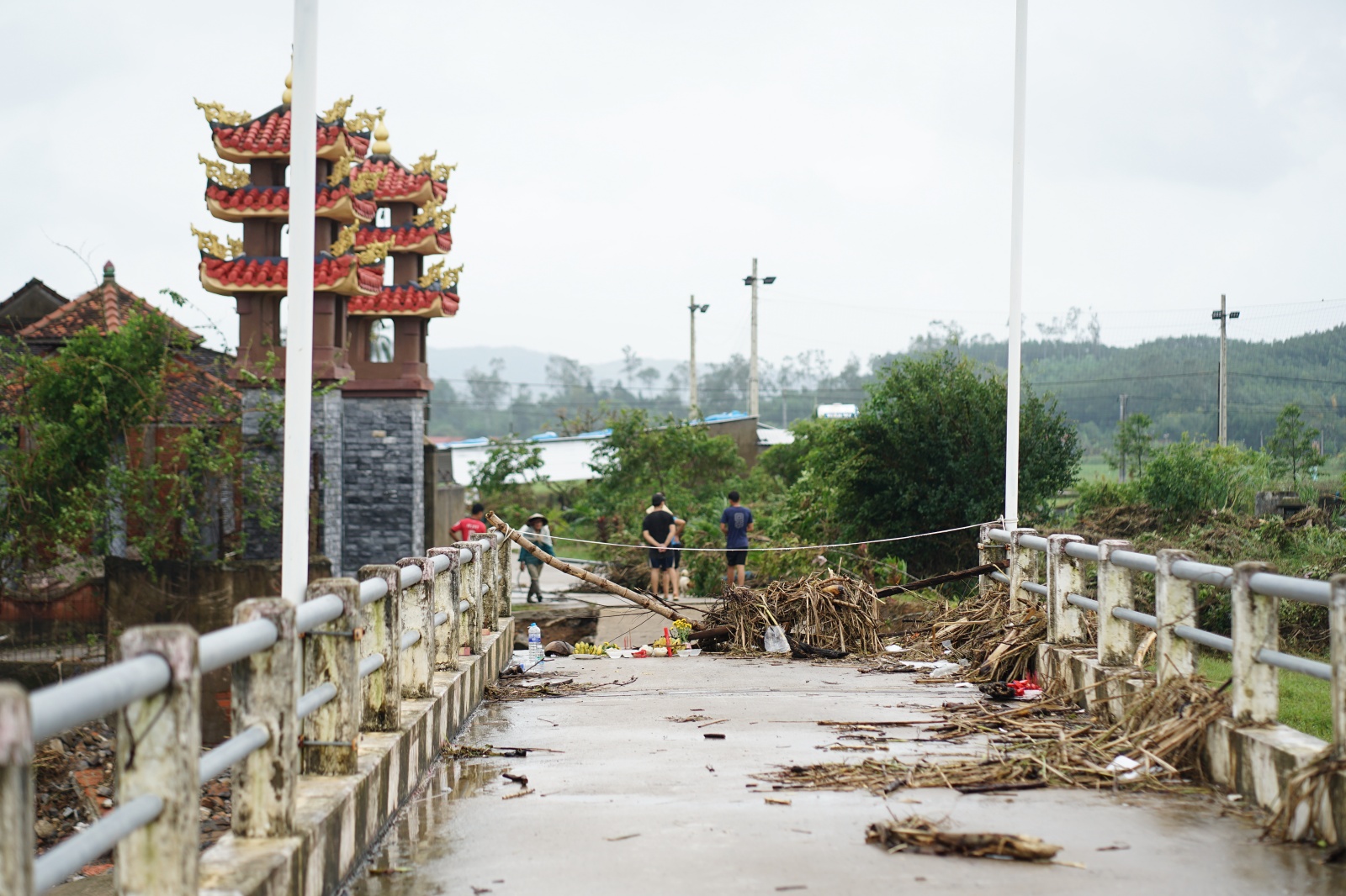 Tang thuơng cảnh 3 anh em mồ côi vì tin đồn vỡ đập: 