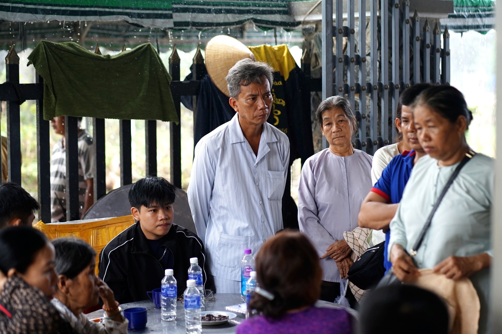 Tang thuơng cảnh 3 anh em mồ côi vì tin đồn vỡ đập: 