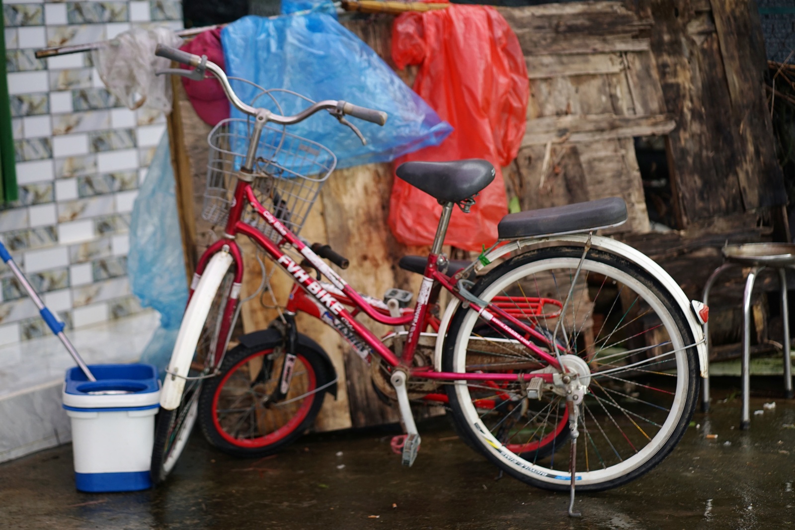 Mưa lũ cuốn trôi 2 con nhỏ: Người mẹ gục bên bàn thờ liên tục gọi tên các con, ôm chặt đứa cháu để vơi nỗi đau- Ảnh 3. Mưa lũ cuốn trôi 2 con nhỏ: Người mẹ gục bên bàn thờ liên tục gọi tên các con, ôm chặt đứa cháu để vơi nỗi đau- Ảnh 3.