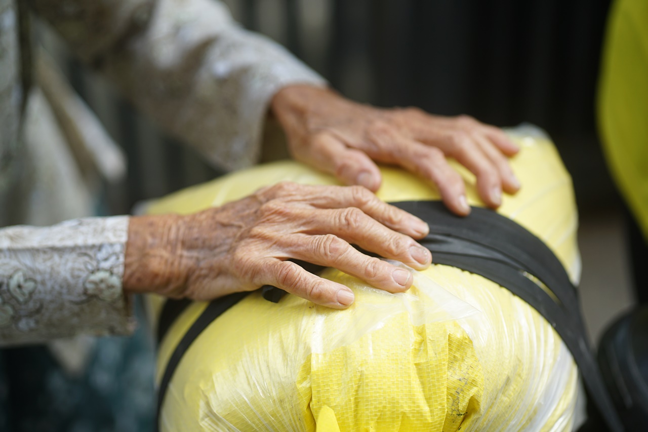 Hình ảnh cụ bà 85 tuổi còng lưng giữa gió lớn ở Đắk Lắk khiến nhiều người nghẹn lòng- Ảnh 5. Hình ảnh cụ bà 85 tuổi còng lưng giữa gió lớn ở Đắk Lắk khiến nhiều người nghẹn lòng- Ảnh 5.