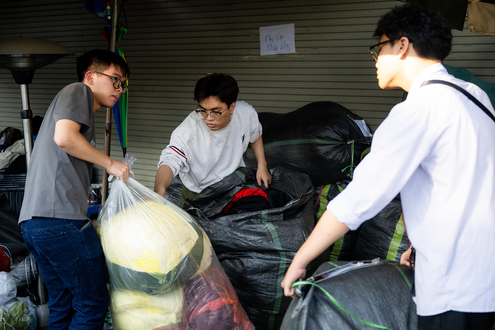 Hà Nội đêm không ngủ cùng những tấm lòng hướng về miền Trung trong cơn lũ - Ảnh 13.