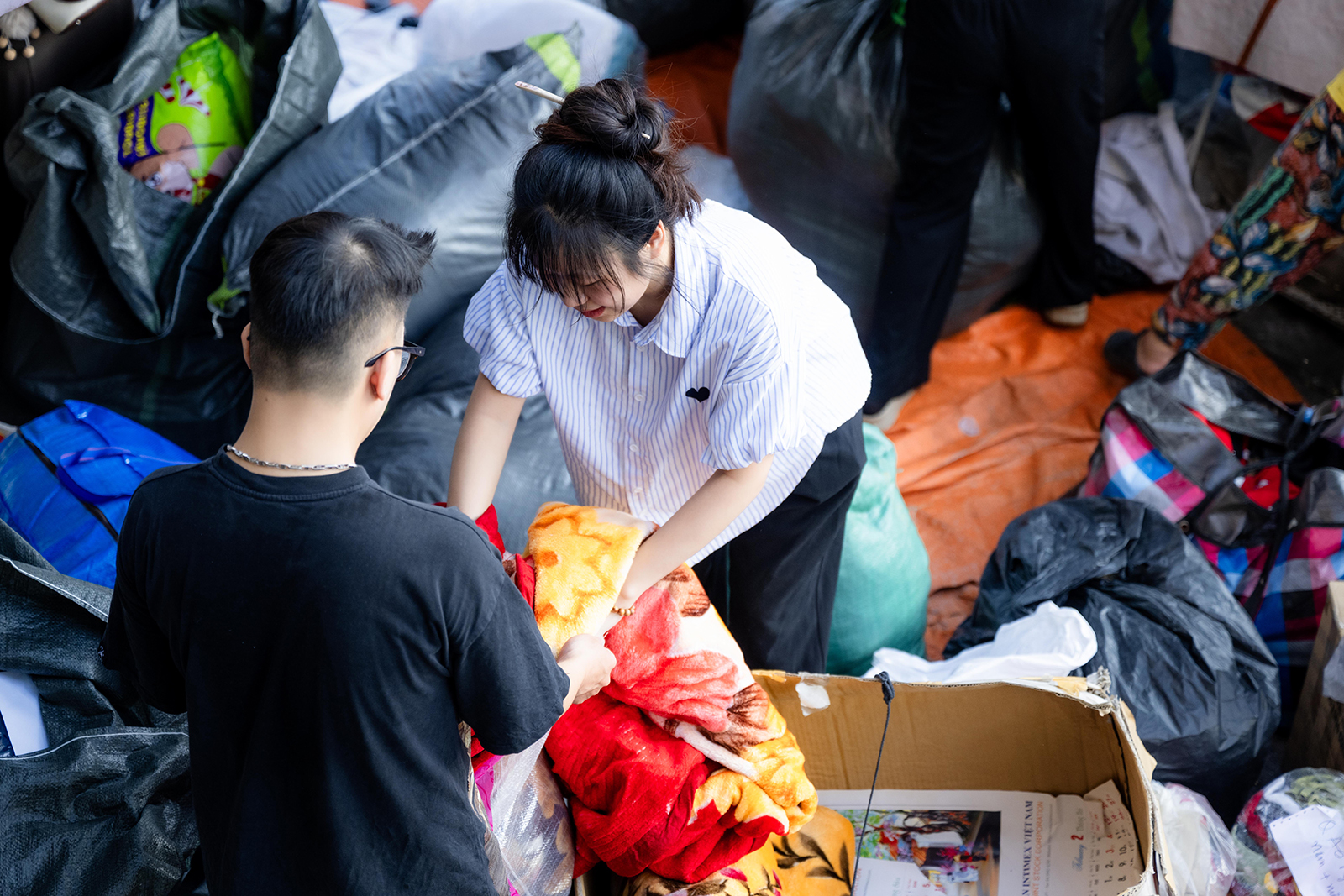 Hà Nội đêm không ngủ cùng những tấm lòng hướng về miền Trung trong cơn lũ - Ảnh 16.