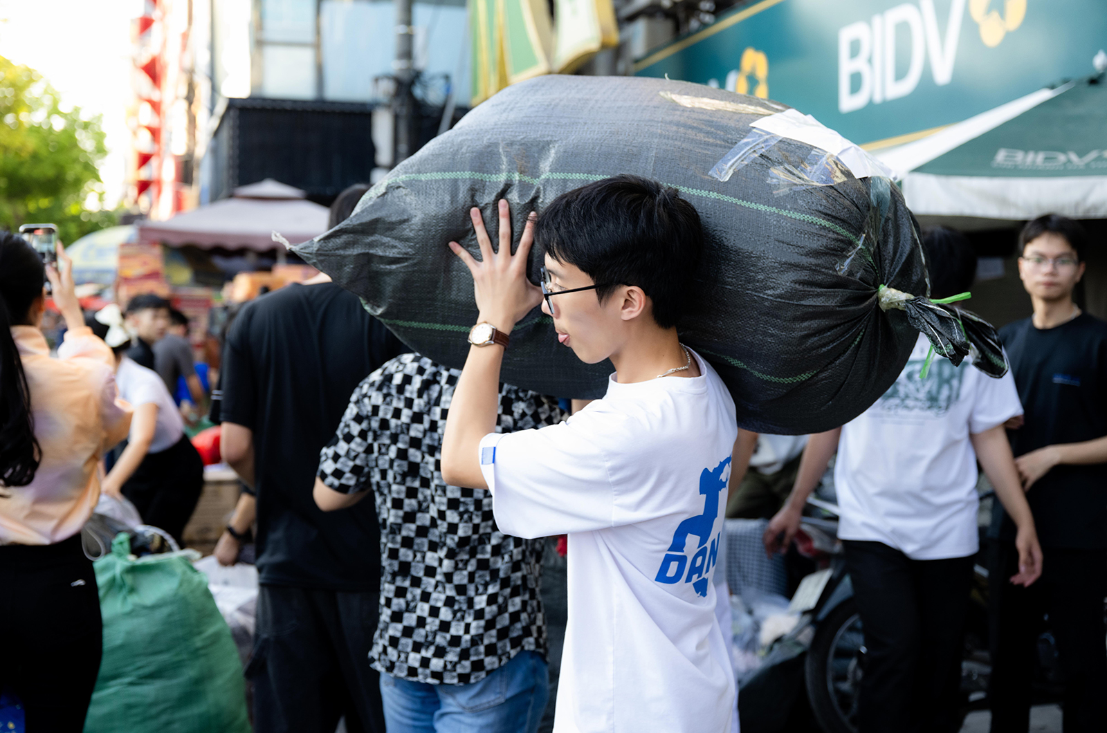 Hà Nội đêm không ngủ cùng những tấm lòng hướng về miền Trung trong cơn lũ - Ảnh 18.