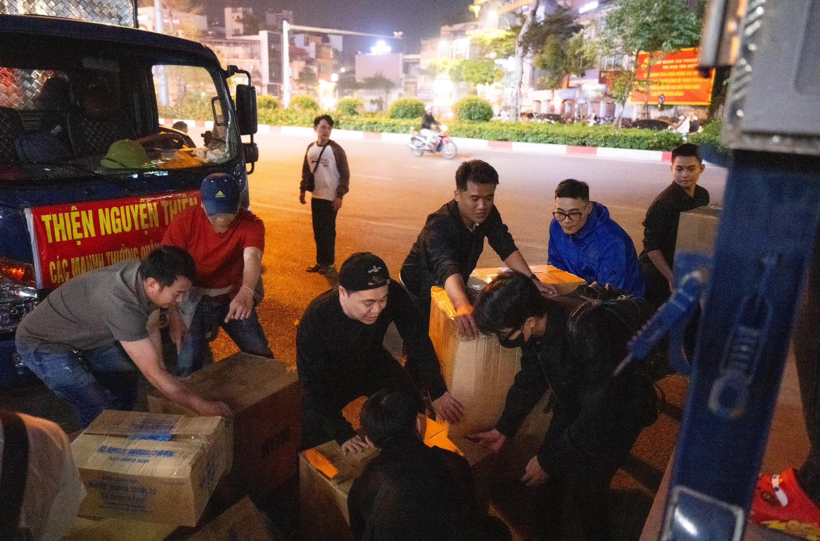 Hà Nội đêm không ngủ cùng những tấm lòng hướng về miền Trung trong cơn lũ - Ảnh 1.