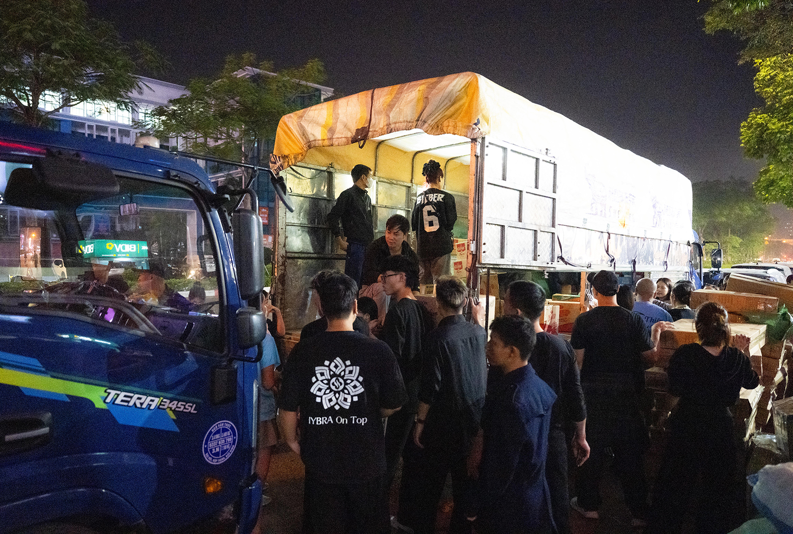 Hà Nội đêm không ngủ cùng những tấm lòng hướng về miền Trung trong cơn lũ - Ảnh 12.