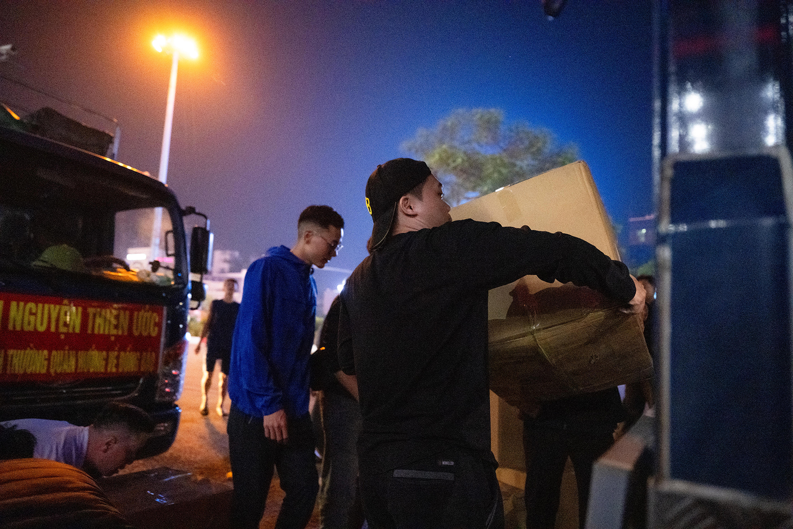 Hà Nội đêm không ngủ cùng những tấm lòng hướng về miền Trung trong cơn lũ - Ảnh 10.