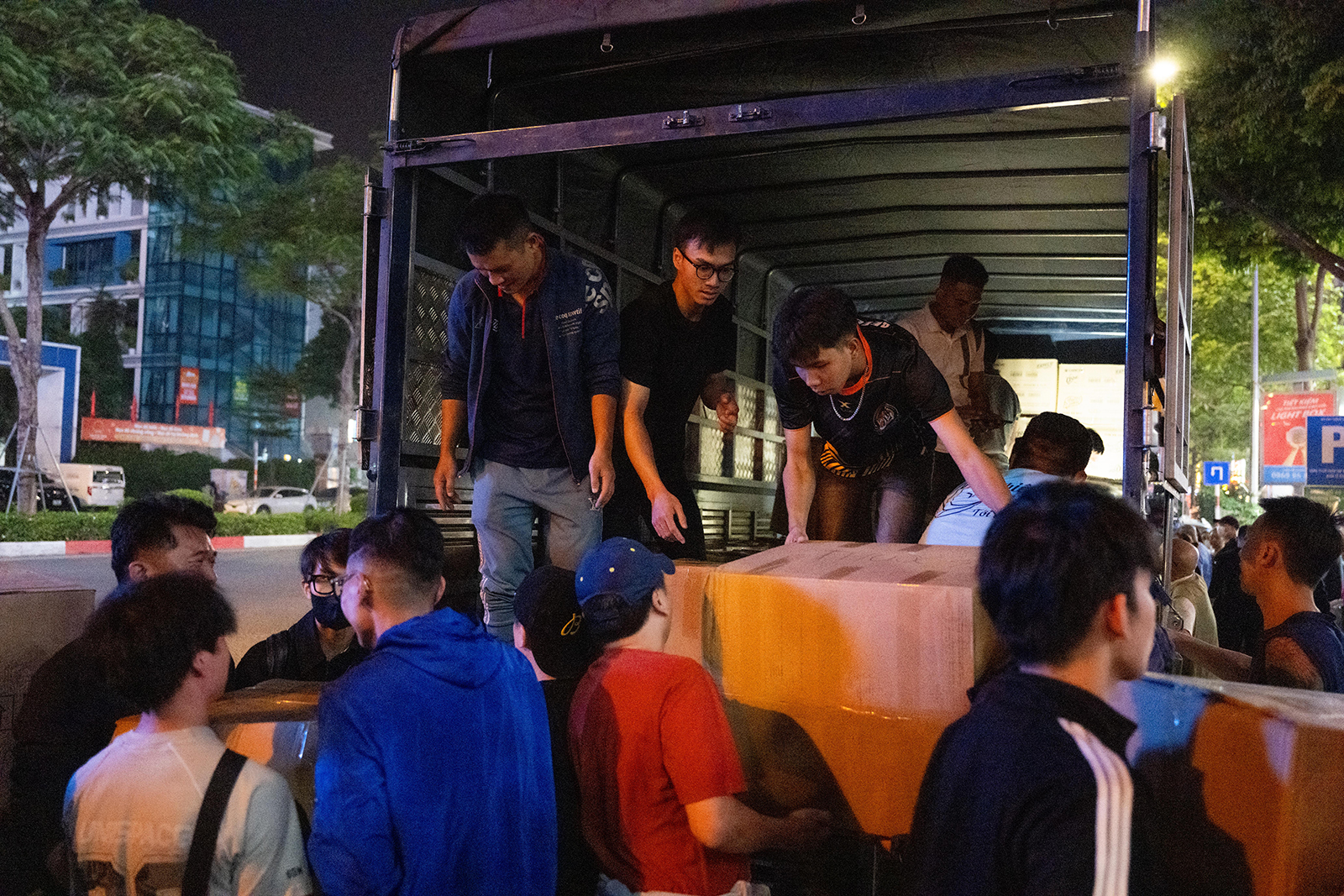 Hà Nội đêm không ngủ cùng những tấm lòng hướng về miền Trung trong cơn lũ - Ảnh 5.