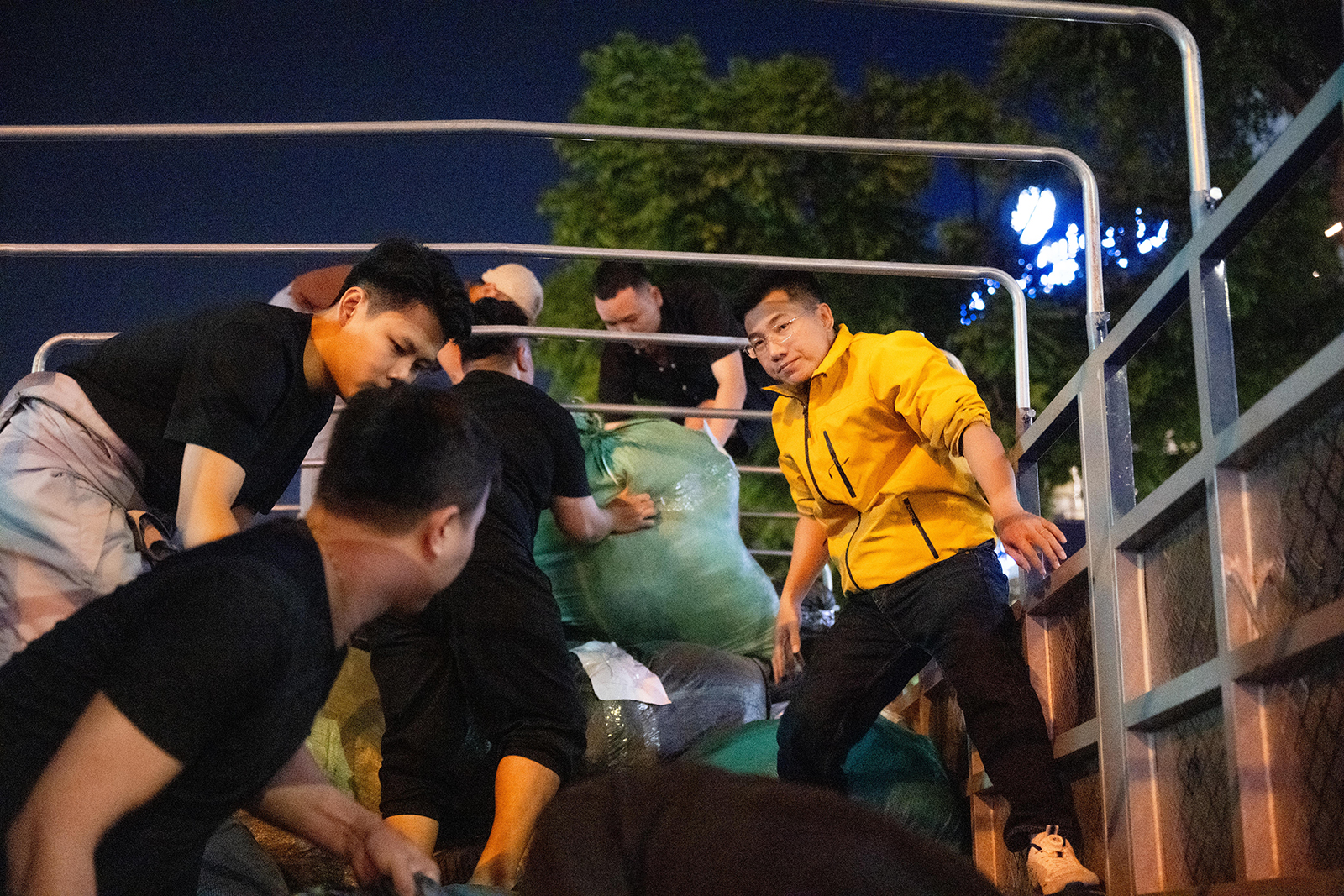 Hà Nội đêm không ngủ cùng những tấm lòng hướng về miền Trung trong cơn lũ - Ảnh 9.