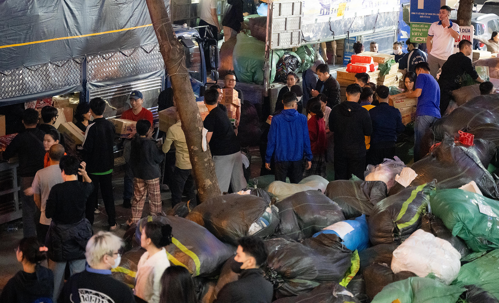 Hà Nội đêm không ngủ cùng những tấm lòng hướng về miền Trung trong cơn lũ - Ảnh 11.