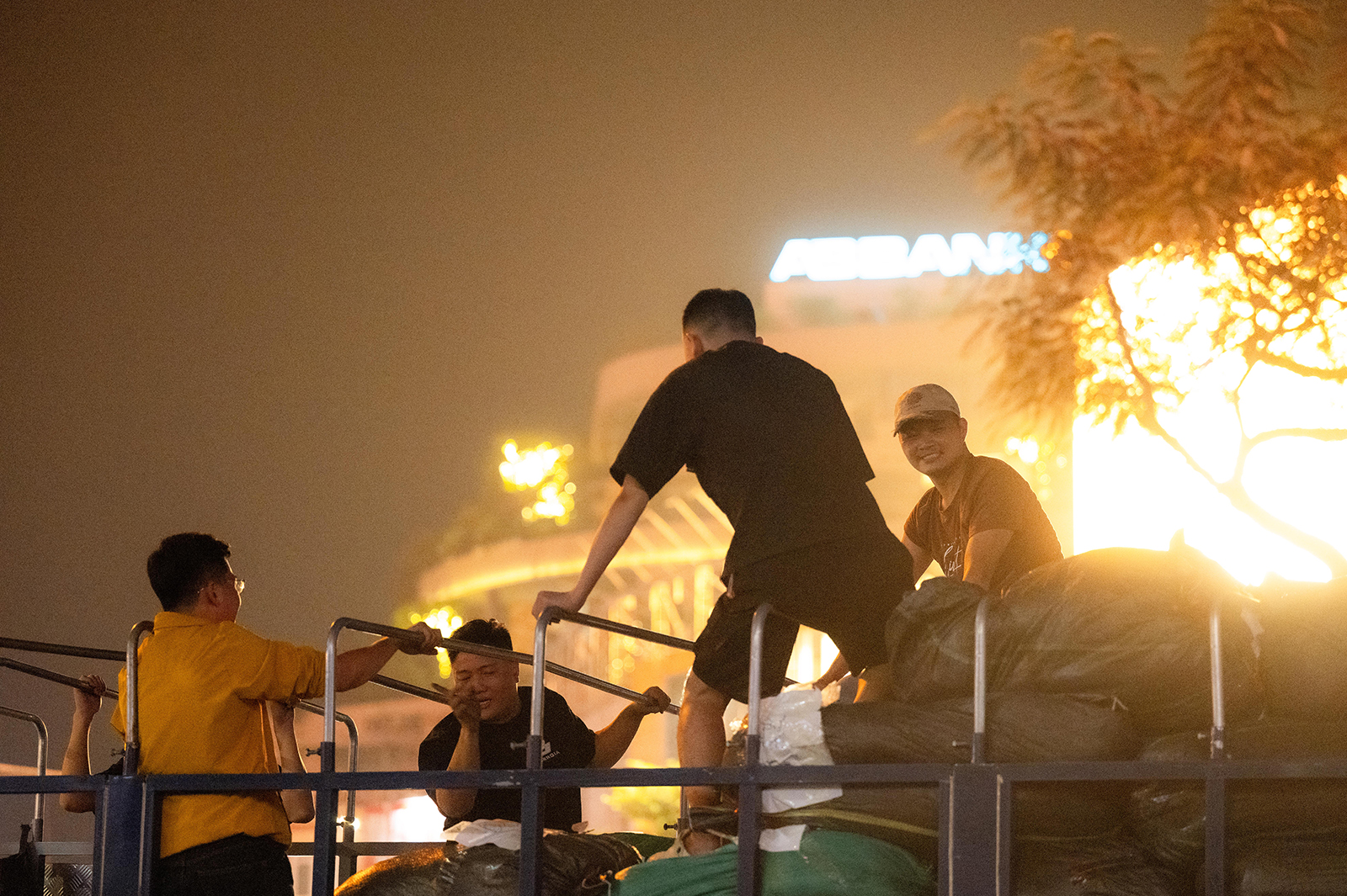 Hà Nội đêm không ngủ cùng những tấm lòng hướng về miền Trung trong cơn lũ - Ảnh 8.