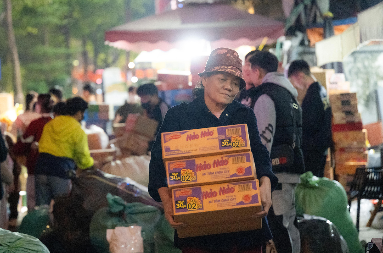 Hà Nội đêm không ngủ cùng những tấm lòng hướng về miền Trung trong cơn lũ - Ảnh 4.