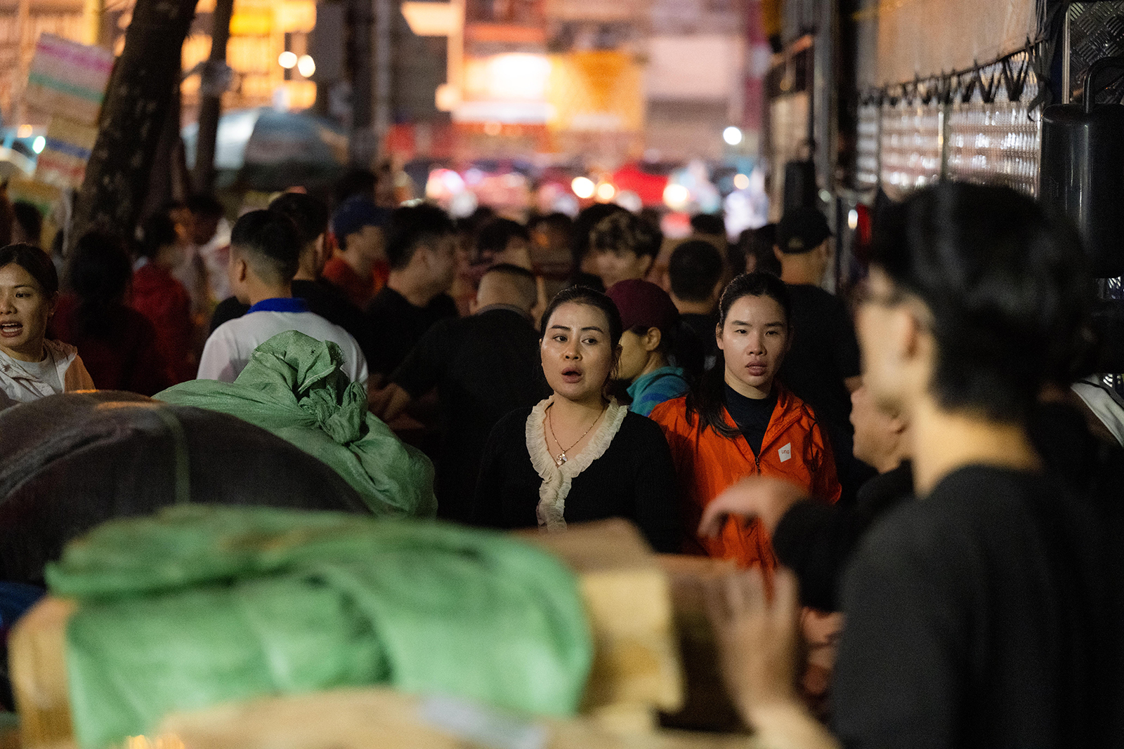 Hà Nội đêm không ngủ cùng những tấm lòng hướng về miền Trung trong cơn lũ - Ảnh 3.