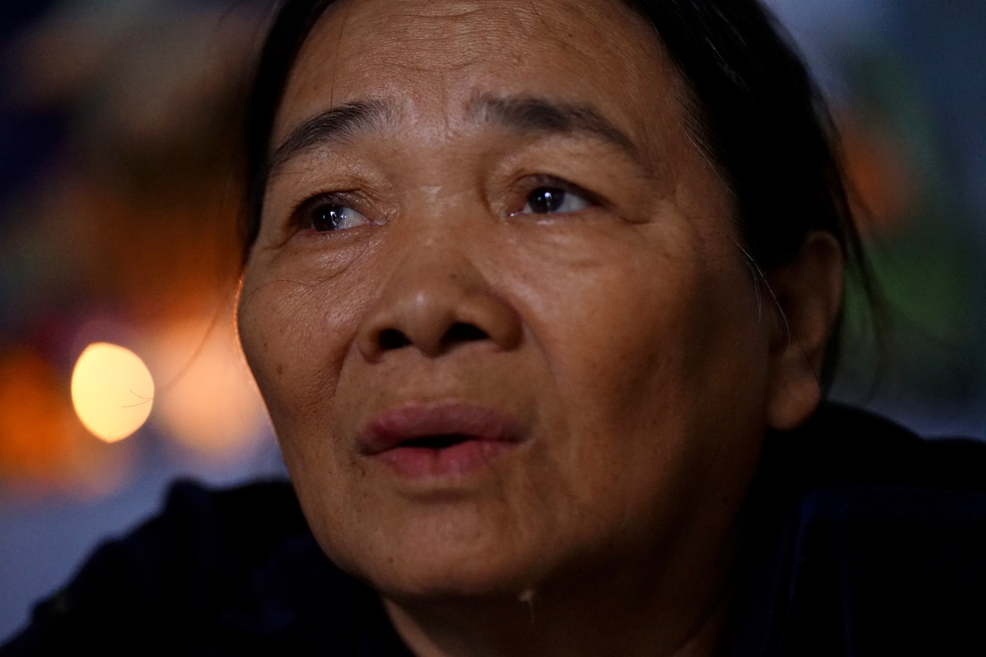 Mưa lũ cuốn trôi 2 con nhỏ: Người mẹ gục bên bàn thờ liên tục gọi tên các con, ôm chặt đứa cháu để vơi nỗi đau- Ảnh 1. Mưa lũ cuốn trôi 2 con nhỏ: Người mẹ gục bên bàn thờ liên tục gọi tên các con, ôm chặt đứa cháu để vơi nỗi đau- Ảnh 1.