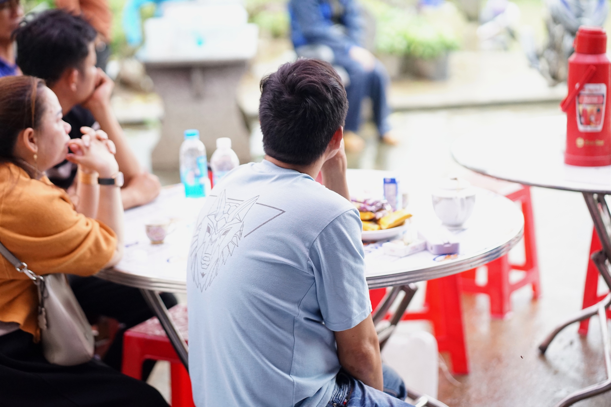 Mưa lũ cuốn trôi 2 con nhỏ: Người mẹ gục bên bàn thờ liên tục gọi tên các con, ôm chặt đứa cháu để vơi nỗi đau- Ảnh 8. Mưa lũ cuốn trôi 2 con nhỏ: Người mẹ gục bên bàn thờ liên tục gọi tên các con, ôm chặt đứa cháu để vơi nỗi đau- Ảnh 8.