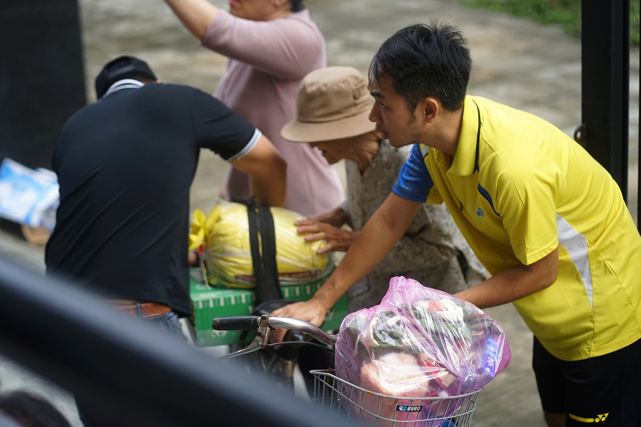 Hình ảnh cụ bà 85 tuổi còng lưng giữa gió lớn ở Đắk Lắk khiến nhiều người nghẹn lòng- Ảnh 3. Hình ảnh cụ bà 85 tuổi còng lưng giữa gió lớn ở Đắk Lắk khiến nhiều người nghẹn lòng- Ảnh 3.