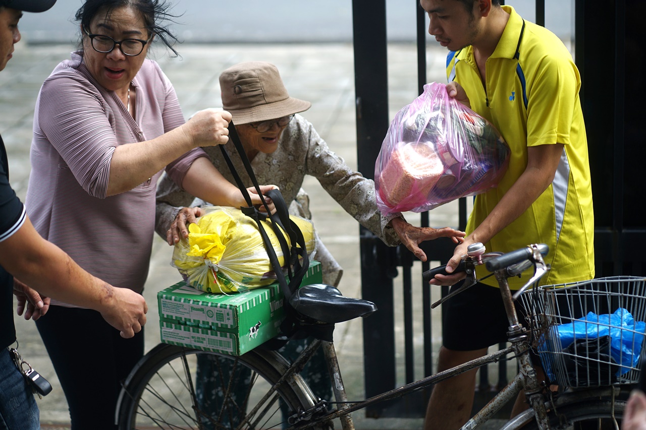 Hình ảnh cụ bà 85 tuổi còng lưng giữa gió lớn ở Đắk Lắk khiến nhiều người nghẹn lòng- Ảnh 4. Hình ảnh cụ bà 85 tuổi còng lưng giữa gió lớn ở Đắk Lắk khiến nhiều người nghẹn lòng- Ảnh 4.