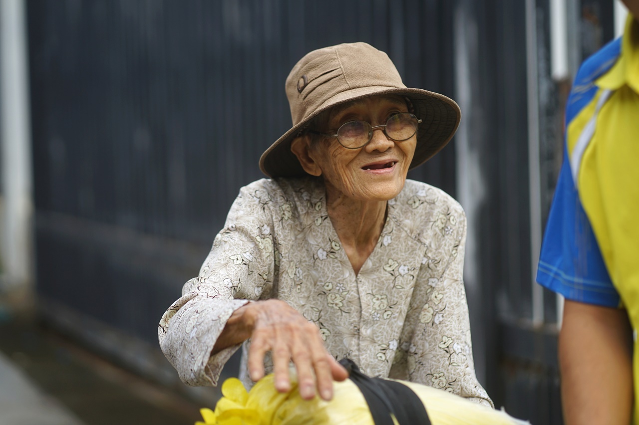 Hình ảnh cụ bà 85 tuổi còng lưng giữa gió lớn ở Đắk Lắk khiến nhiều người nghẹn lòng- Ảnh 1. Hình ảnh cụ bà 85 tuổi còng lưng giữa gió lớn ở Đắk Lắk khiến nhiều người nghẹn lòng- Ảnh 1.