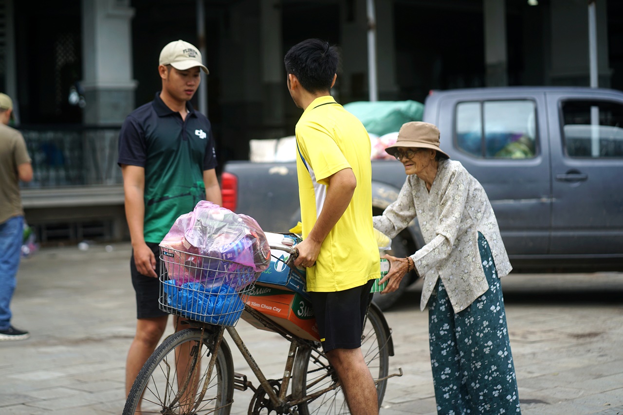 Hình ảnh cụ bà 85 tuổi còng lưng giữa gió lớn ở Đắk Lắk khiến nhiều người nghẹn lòng- Ảnh 2. Hình ảnh cụ bà 85 tuổi còng lưng giữa gió lớn ở Đắk Lắk khiến nhiều người nghẹn lòng- Ảnh 2.