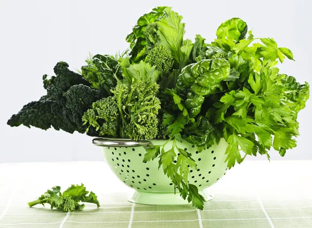 Phụ nữ sau tuổi 40 nhớ ăn đều 7 thực phẩm này: Chúng giúp bụng phẳng, hết chảy xệ - Ảnh 2.