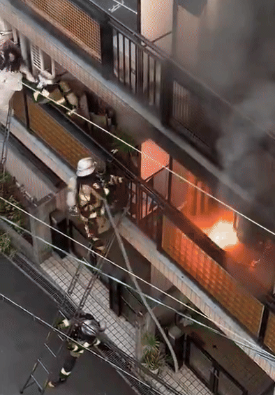 Hoảng loạn vì cháy nhà, cô gái đá văng lính cứu hỏa từ tầng 2 rơi xuống đất- Ảnh 1.