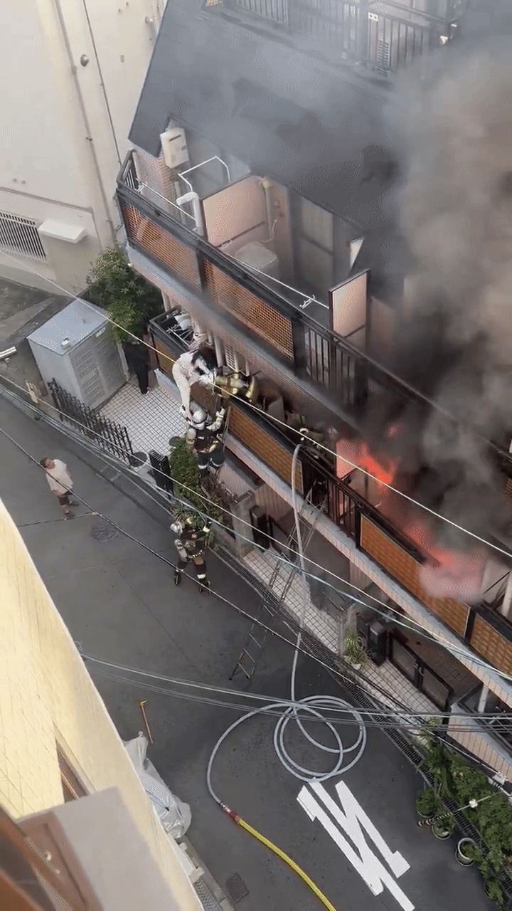 Hoảng loạn vì cháy nhà, cô gái đá văng lính cứu hỏa từ tầng 2 rơi xuống đất- Ảnh 2.