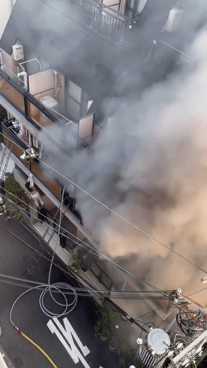 Hoảng loạn vì cháy nhà, cô gái đá văng lính cứu hỏa từ tầng 2 rơi xuống đất- Ảnh 3.