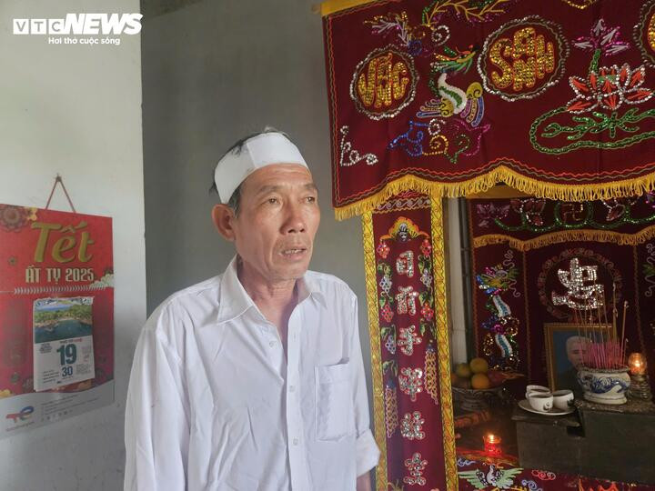 Con trai ôm thi thể mẹ suốt đêm lũ ở Đắk Lắk gây xúc động mạnh - Ảnh 3.