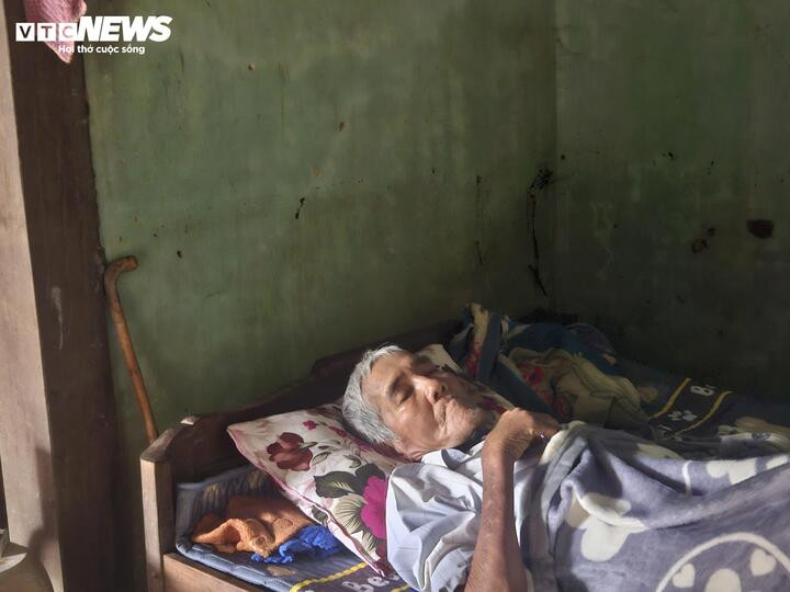 Con trai ôm thi thể mẹ suốt đêm lũ ở Đắk Lắk gây xúc động mạnh - Ảnh 1.