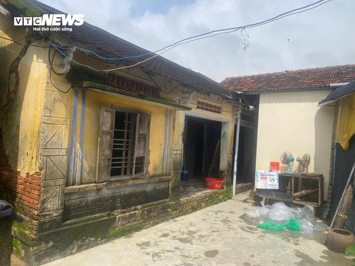 Con trai ôm thi thể mẹ suốt đêm lũ ở Đắk Lắk gây xúc động mạnh - Ảnh 2.