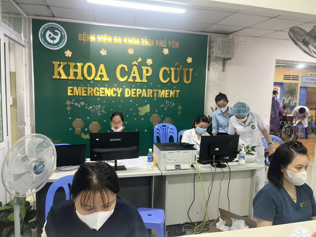 Bệnh viện Đa khoa Phú Yên quá tải, Sở đề nghị các thành phố hỗ trợ gấp - Ảnh 2.