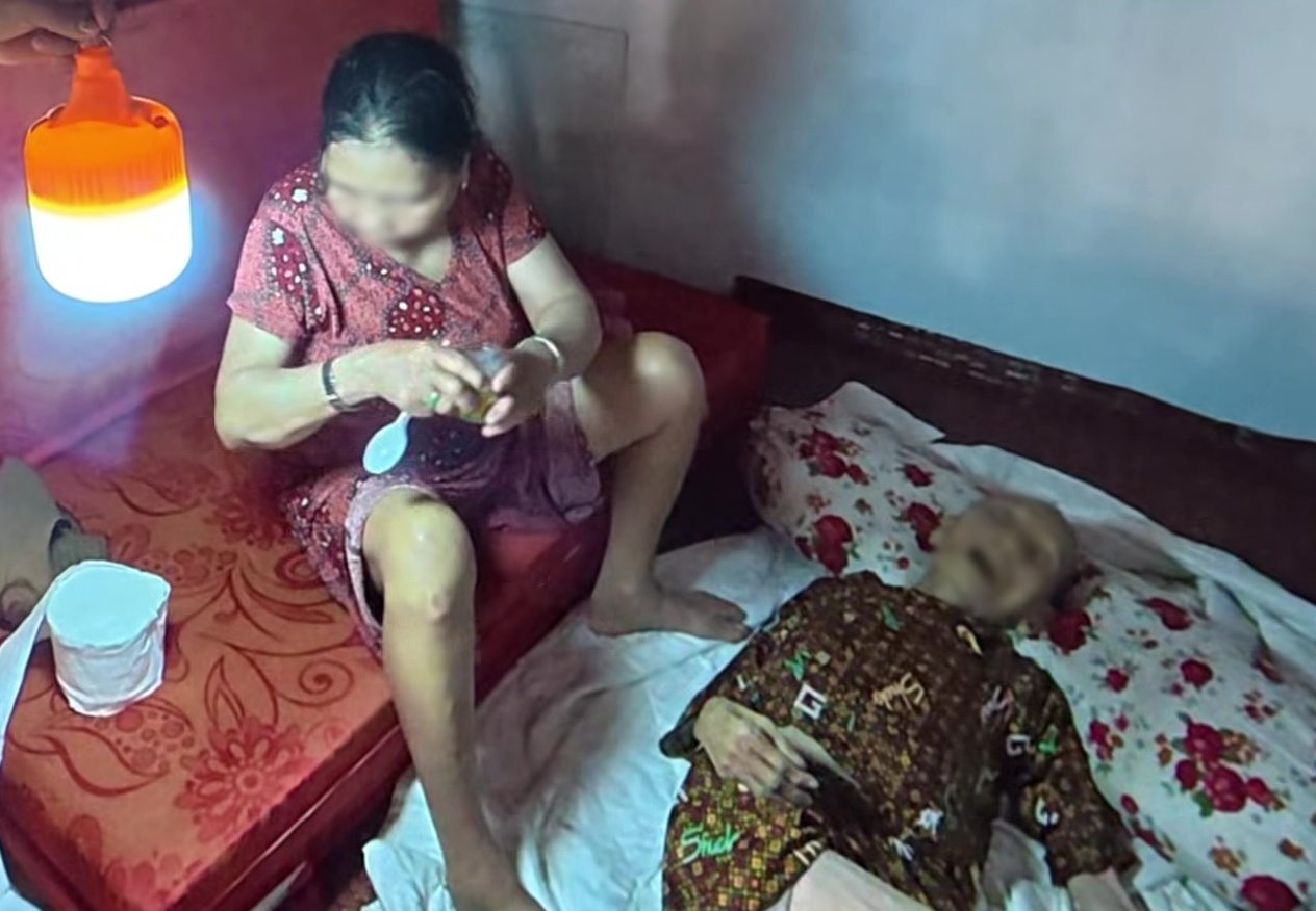 Pha thoát nạn của cụ bà 105 tuổi trong ngôi nhà cổ ở Đắk Lắk Giữa lũ lụt - Ảnh 5.