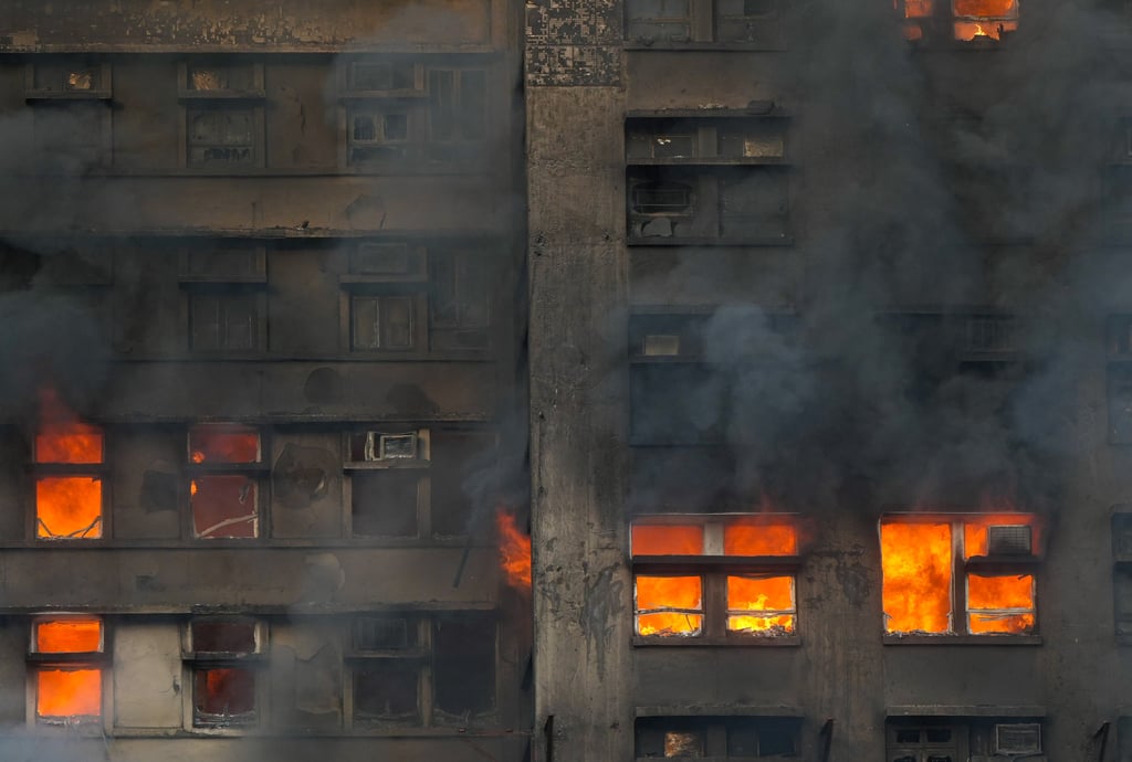 Hỏa hoạn tại Hong Kong: 3 tòa chung cư cháy dữ dội, 4.000 cư dân hoảng loạn - Ảnh 11. Hỏa hoạn tại Hong Kong: 3 tòa chung cư cháy dữ dội, 4.000 cư dân hoảng loạn - Ảnh 11.