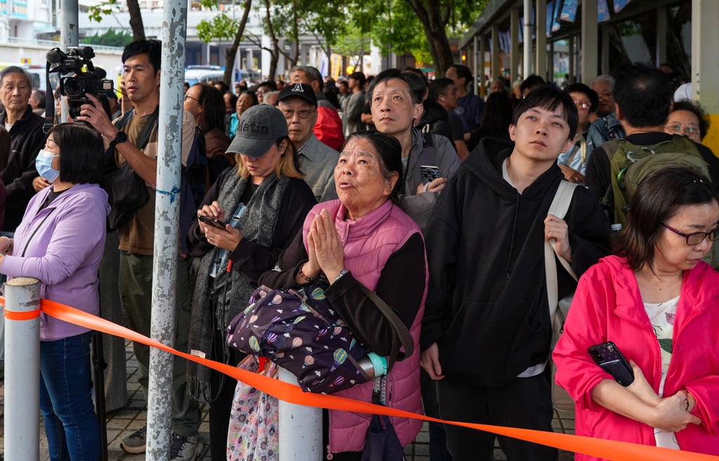 Hỏa hoạn tại Hong Kong: 3 tòa chung cư cháy dữ dội, 4.000 cư dân hoảng loạn - Ảnh 14. Hỏa hoạn tại Hong Kong: 3 tòa chung cư cháy dữ dội, 4.000 cư dân hoảng loạn - Ảnh 14.