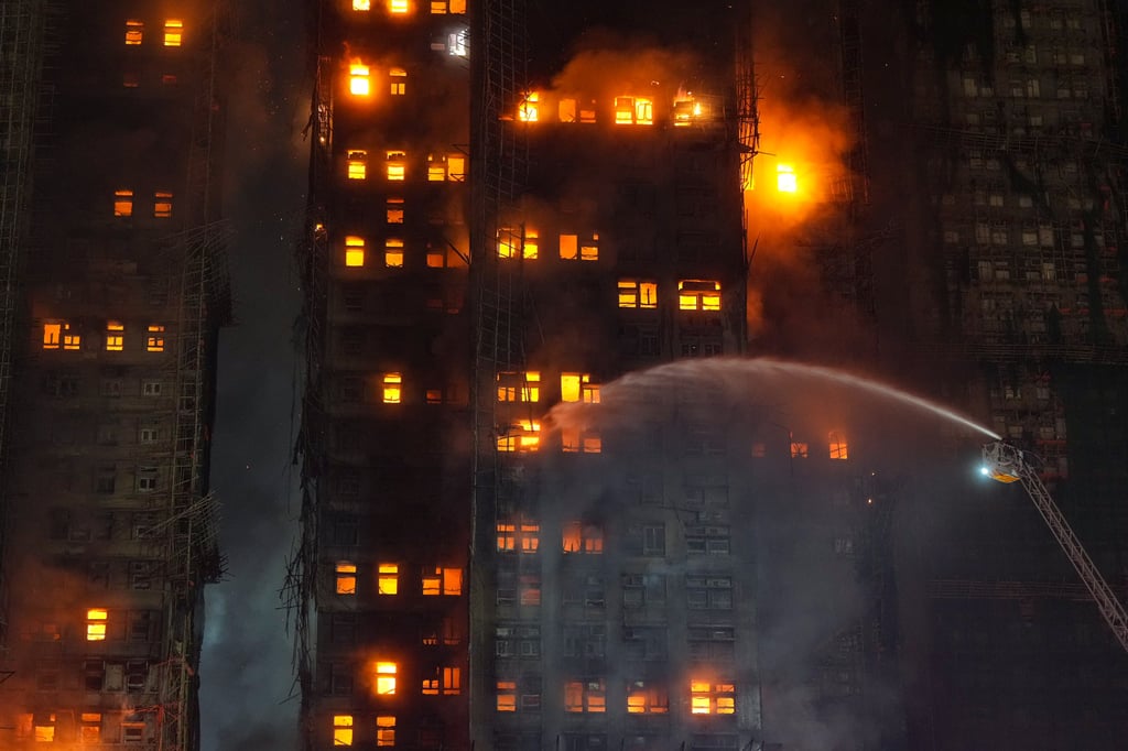 Thảm hoạ cháy chung cư tại Hong Kong: Vẫn chưa thể dập tắt ngọn lửa sau 8 tiếng, số người tử vong tiếp tục tăng- Ảnh 5. Thảm hoạ cháy chung cư tại Hong Kong: Vẫn chưa thể dập tắt ngọn lửa sau 8 tiếng, số người tử vong tiếp tục tăng- Ảnh 5.