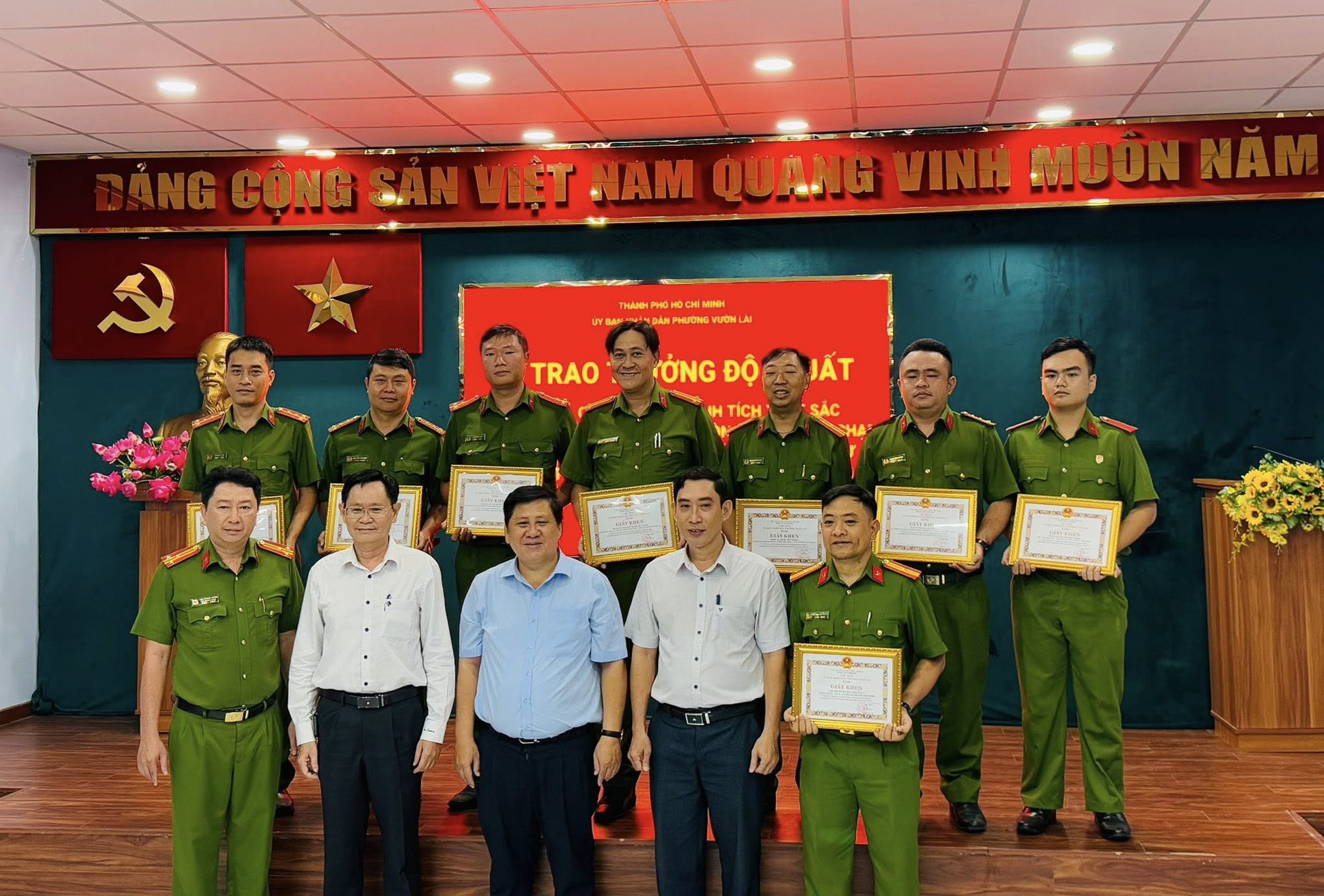 TPHCM: Bắt 2 thanh niên xông vào cửa hàng Family Mart cướp tài sản  - Ảnh 1.