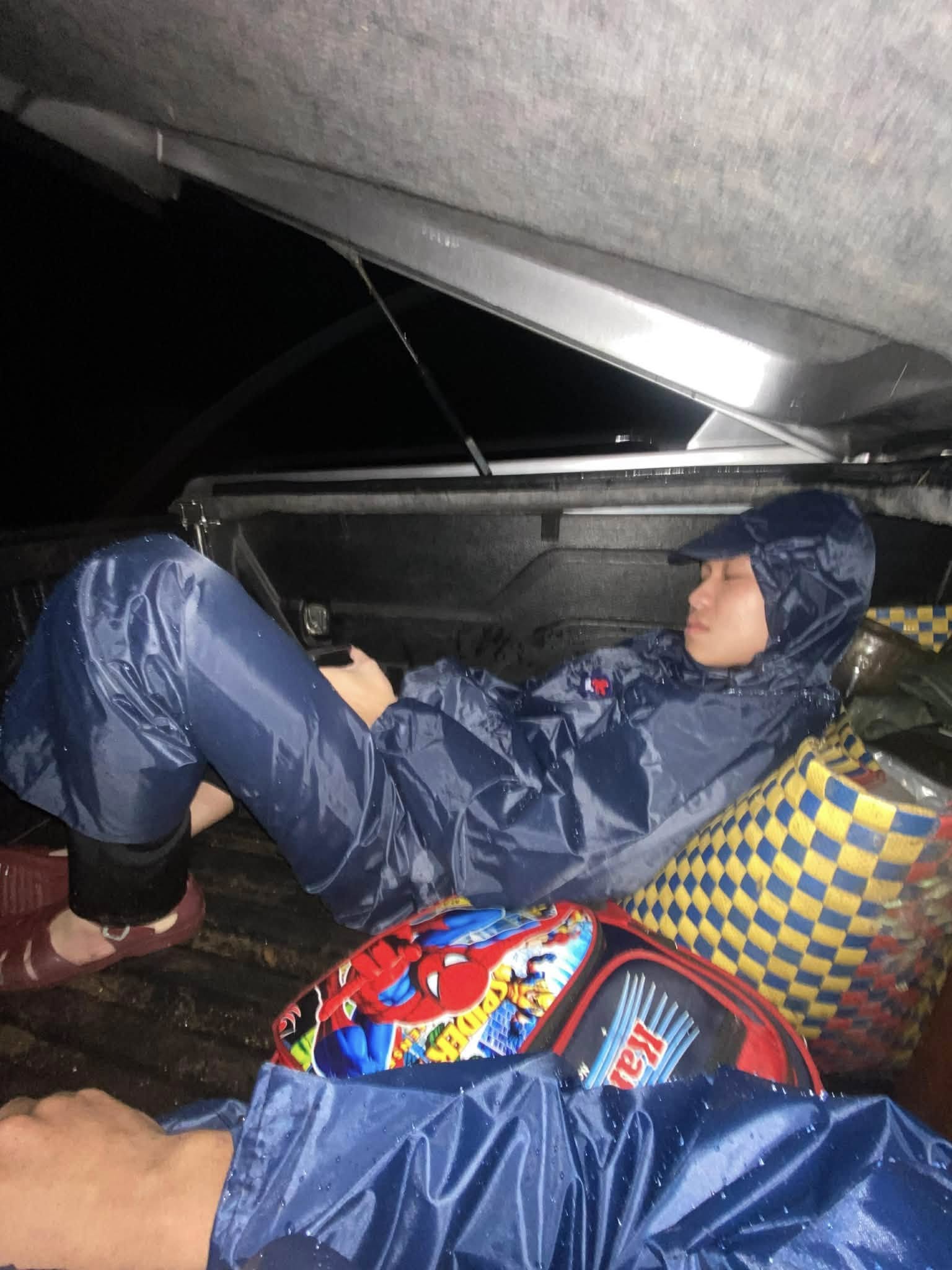 Đàm Vĩnh Hưng cứu người trong mưa lũ: Hành động dũng cảm và ý nghĩa xã hội - Ảnh 3.