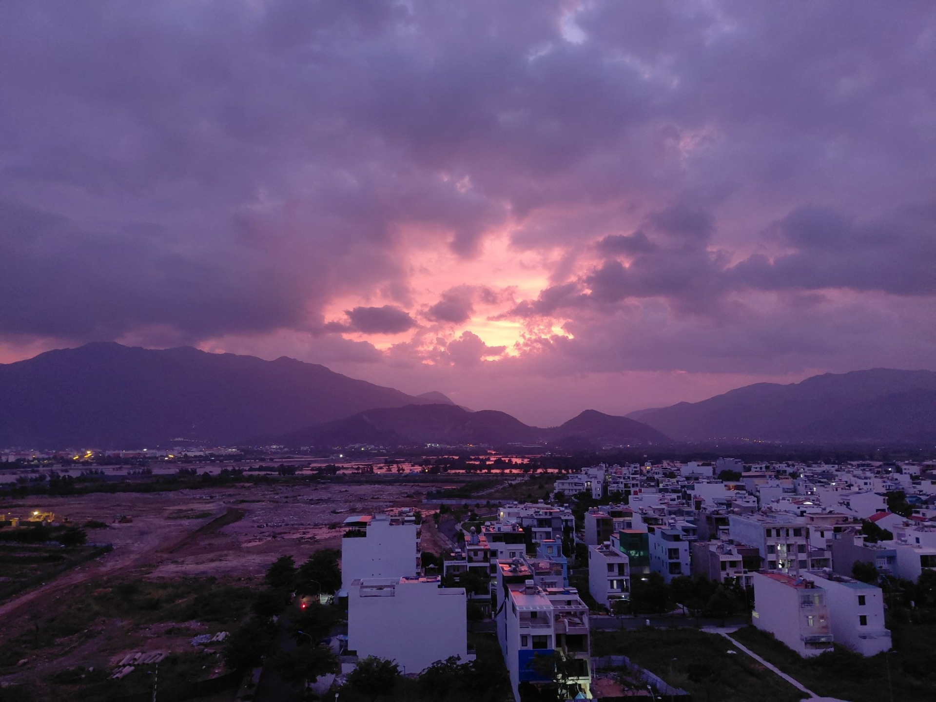 Bầu trời tím lịm tìm sim rực rỡ ở Khánh Hòa khiến mạng xã hội dậy sóng - Ảnh 9.