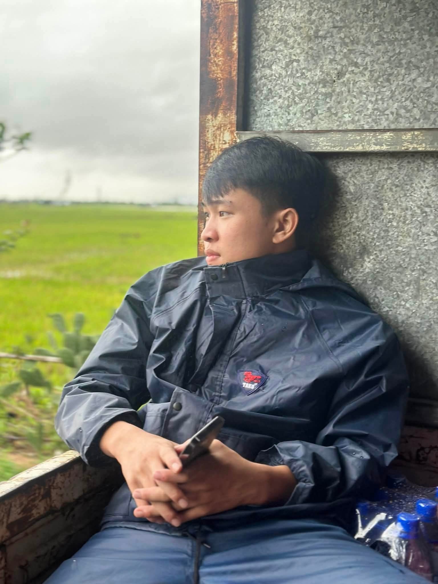 Đàm Vĩnh Hưng cứu người trong mưa lũ: Hành động dũng cảm và ý nghĩa xã hội - Ảnh 1.