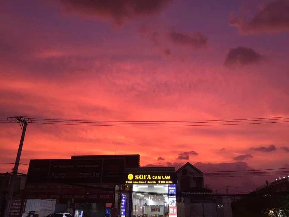 Bầu trời tím lịm tìm sim rực rỡ ở Khánh Hòa khiến mạng xã hội dậy sóng - Ảnh 2.