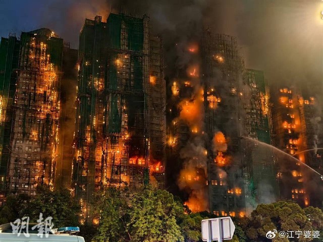 To&agrave;n cảnh vụ ch&aacute;y thảm họa nhất 3 thập kỷ ở Hong Kong: Số người tử vong chạm mốc 36, 10 tiếng cả th&agrave;nh phố vật lộn trong kinh ho&agrave;ng- Ảnh 1.