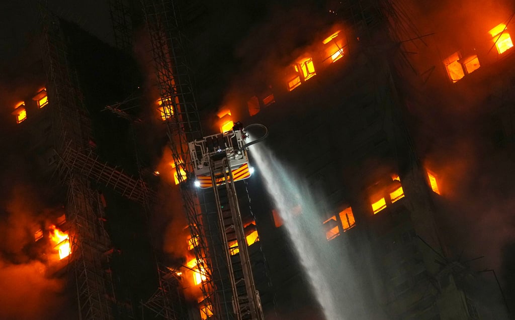 To&agrave;n cảnh vụ ch&aacute;y thảm họa nhất 3 thập kỷ ở Hong Kong: Số người tử vong chạm mốc 36, 10 tiếng cả th&agrave;nh phố vật lộn trong kinh ho&agrave;ng- Ảnh 5.