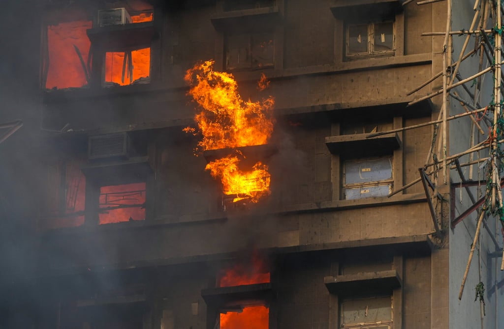 Hỏa hoạn tại Hong Kong: 3 tòa chung cư cháy dữ dội, 4.000 cư dân hoảng loạn - Ảnh 9. Hỏa hoạn tại Hong Kong: 3 tòa chung cư cháy dữ dội, 4.000 cư dân hoảng loạn - Ảnh 9.