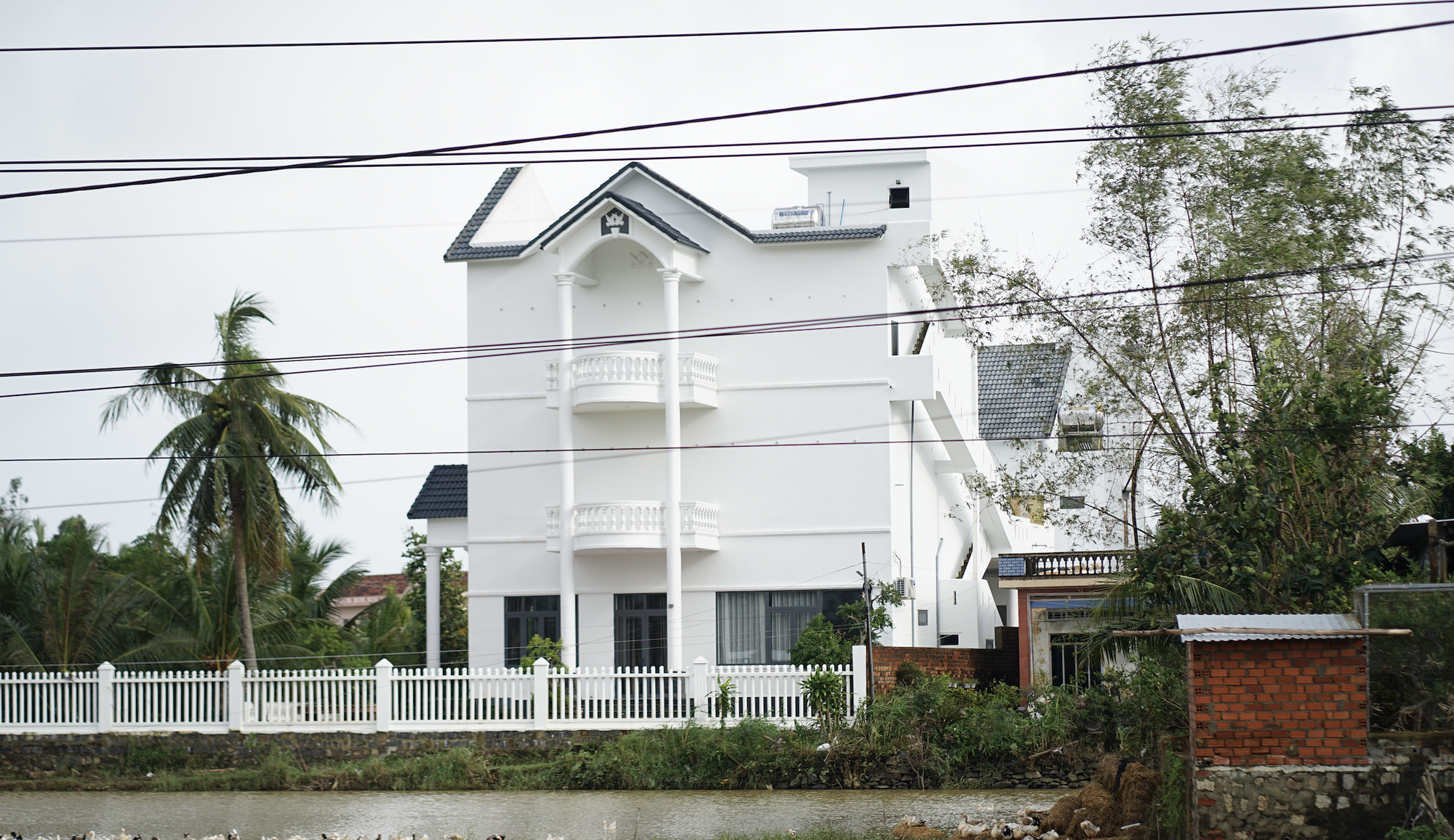 Chồng thiệt mạng trong lũ vì cứu cháu: Nỗi đau không gì bù đắp ở Đắk Lắk - Ảnh 2. Chồng thiệt mạng trong lũ vì cứu cháu: Nỗi đau không gì bù đắp ở Đắk Lắk - Ảnh 2.