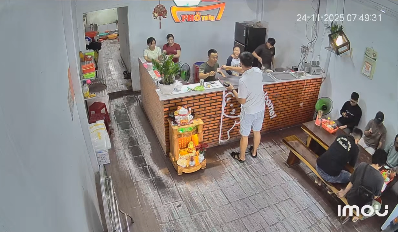 Đôi vợ chồng Đắk Lắk nấu phở miễn phí hỗ trợ bà con vùng lũ miền Trung - Ảnh 4.