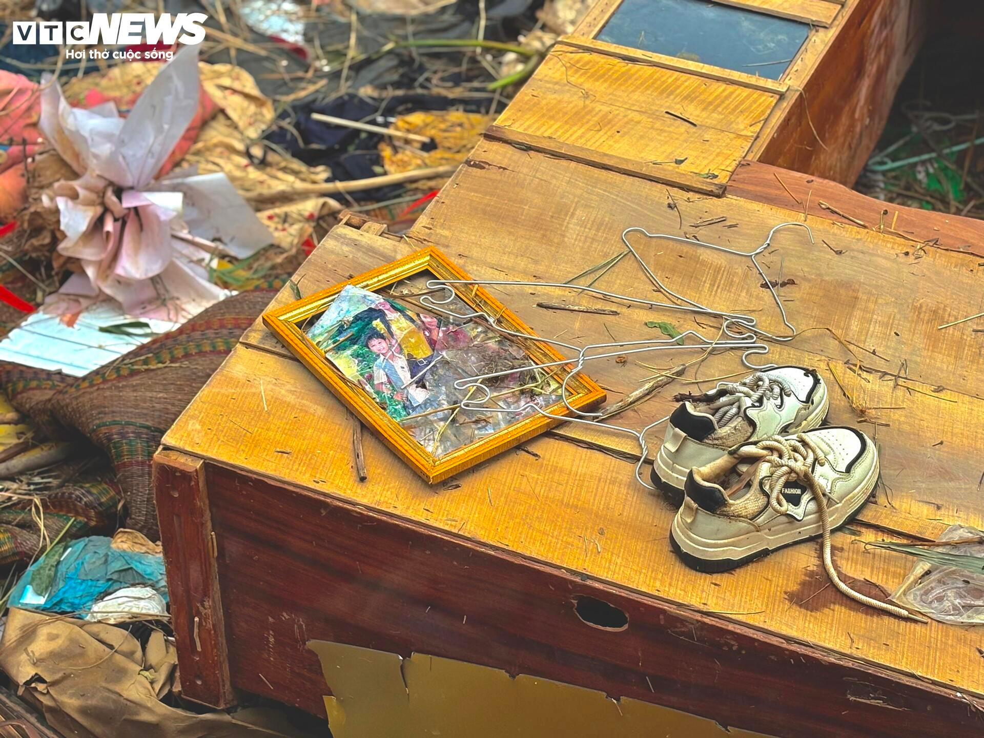 Đứa trẻ đỏ hỏn cùng mẹ bám nóc nhà trong cơn lũ dữ ở Đắk Lắk - Ảnh 2.